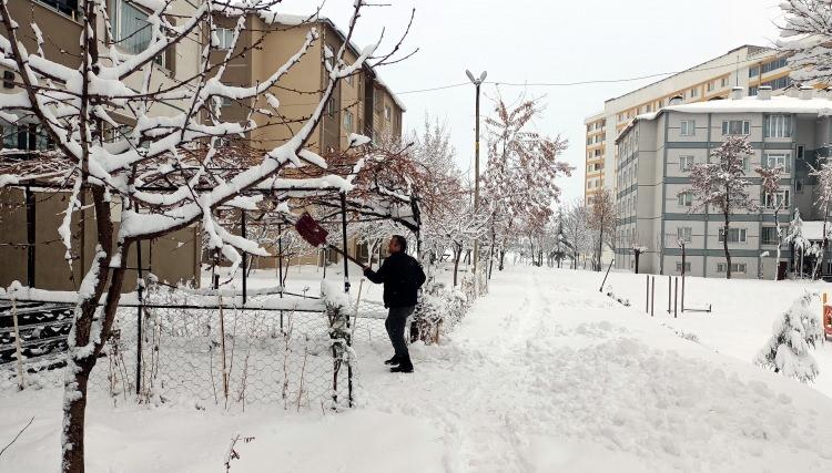 <p>Bitlis ve çevresinde 2 gündür belirli aralıklarla devam eden kar yağışı hayata olumsuz etkiliyor. Kardan dolayı 50 köye ulaşım sağlanamıyor. </p>

<p> </p>
