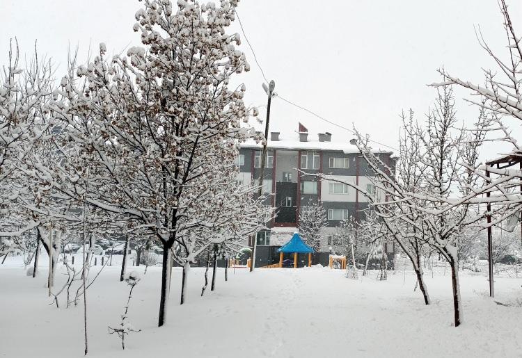 <p>Kar kalınlığının kent merkezinde 25, yüksek kesimlerde ise 50 santimetreye ulaştığı belirtilirken, kapanan köy yollarının açılması için İl Özel İdaresi,  50 iş makinesi ve 75 personelle karla mücadele çalışması başlattı.</p>
