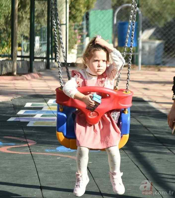 <p><strong>MİNİK AYDA 5 YAŞINA GİRDİ</strong></p>
<p>Depremin simgesi 5 yaşındaki Ayda Gezgin bu yıl özel bir kolejde anaokuluna başlamıştı. Uğur Gezgin, oğlu Atakan (9) ile birlikte aynı okula giden Ayda'nın eğitim hayatına başlamasından dolayı hem sevinç hem de burukluğu bir arada yaşadı.</p>
<p>.</p>