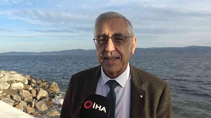 <p>Denizanalarının larvalarının sonbahar, kışa girerken serbest kalması ve su kütlesinde görünür hale gelmesiyle olan bir olay. Bu denizanalarını görülmesinde ciddi bir artış oldu. Çünkü Marmara Denizi gün geçtikçe besin tuzu yönünde daha zengin ve organik kirlilik açısından daha zengin bir hale geldi. İşte bu tarz ortamlar denizanaları için uygun ortamlar" dedi.</p>
