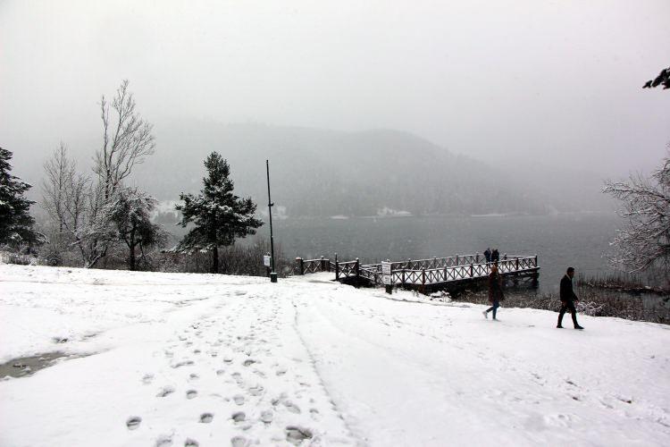 <p>Abant Tabiat Parkı, bu sabah saatlerinde etkili olan kar yağışı sonrası beyaz örtüyle kaplandı. Kar, Abant'ta güzel görüntüler oluşturdu.</p>