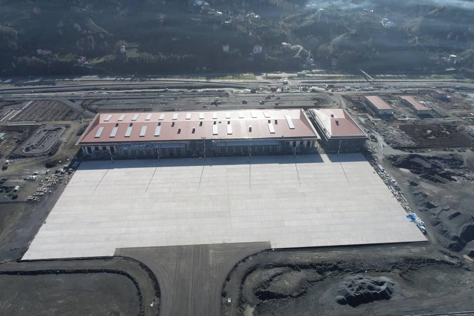 <p><strong>'3-5 AY İÇİNDE AÇACAĞIZ'</strong></p>
<p> </p>
<p>Rize-Artvin Havalimanı'nda son aşamaya gelindiğini belirten Rize Valisi Kemal Çeber, "Altyapıda yüzde 99, üst yapıda ise yüzde 80'ler seviyesindeyiz. Her türlü tekniğin ve sistemin kullanıldığı modern havalimanı. İnşallah, havalimanımızı 3-5 ay içinde açıyoruz. </p>