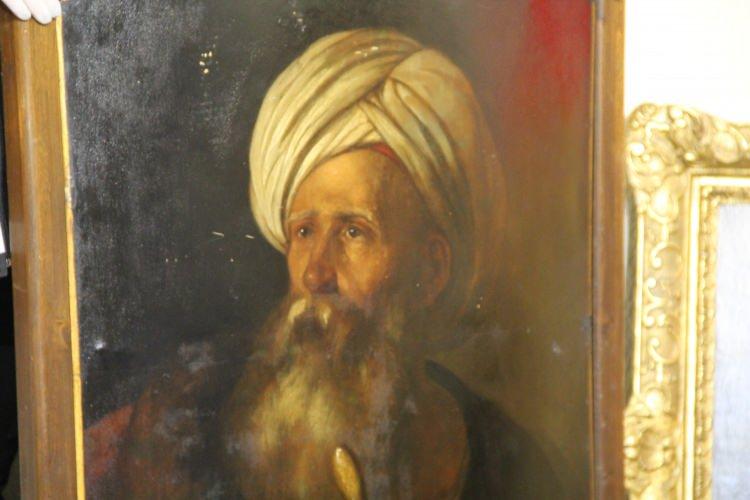 <p>İzmir Gümrük Muhafaza Kaçakçılık ve İstihbarat Müdürlüğü ekipleri, Aliağa ilçesinde tarihi eser kaçakçılığı yapılacağına yönelik aldığı istihbari bilgiler ve yapılan teknik takip sonucu iki adrese operasyon düzenledi.</p>
