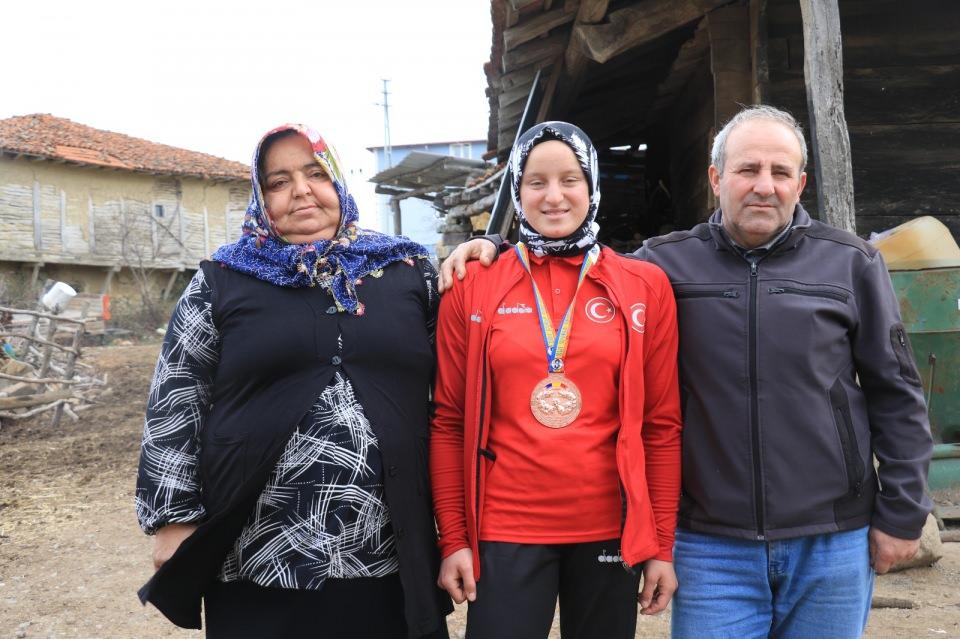 <p>Böyle bir evlat yetiştirdiğim için mutluyum, gururluyum. Bayrağımızı Avrupa'da dalgalandırdı. Tüm ülkemize hayırlı olmasını diliyorum bu madalyanın" dedi.</p>
