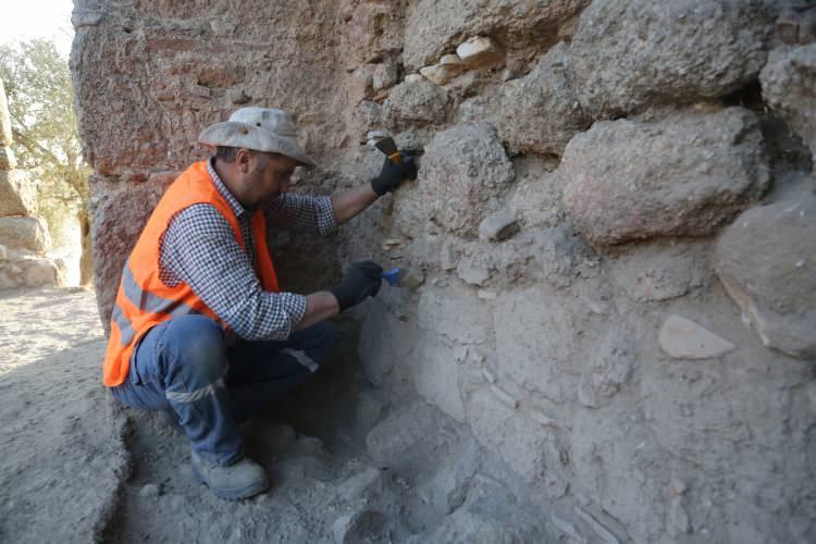 <p>Muğla'nın Milas ilçesinde Latmos Dağı'ndaki kalıntıların turizme kazandırılması için kazı çalışması yürütülüyor. </p>
