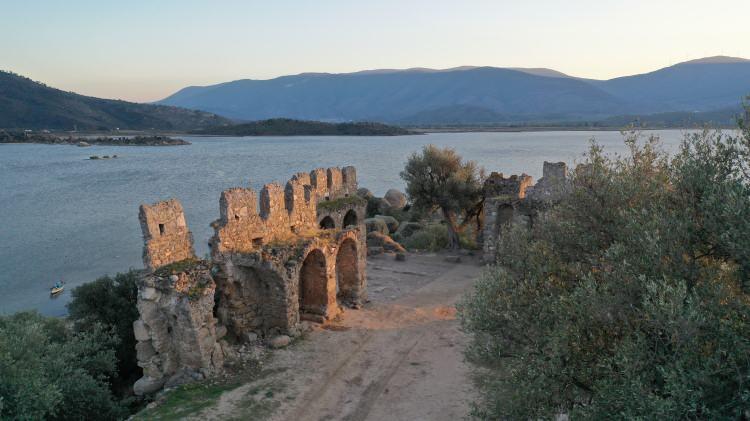 <p>Endymion Kutsal Alanı ile Göl Kalesi’nde gerçekleştirilen kazı çalışmalarında ise önemli verilere ve çok sayıda tarihi buluntuya rastlandı. </p>