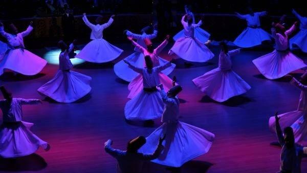 <p>Mevlana'nın ölüm yıl dönümlerinde 'Vuslat' (Sevgiliye kavuşma) törenleri düzenleniyor. Bu yıl düzenlenen 'Hz. Mevlana'nın 74’üncü Vuslat Yıl Dönümü Uluslararası Anma Törenleri, bugün Mevlana Müzesi'nde sandukasının başında Gülbank duasıyla başladı. Duanın ardından Mevlana'nın 748’inci Vuslat Yıl Dönümü Uluslararası Anma Törenleri için Konya'ya gelen Kültür ve Turizm Bakanı Mehmet Nuri Ersoy, Mevlana ve oğlu Sultan Veled'in yenilenen sanduka ve puşidelerinin (mezar örtüsü) açılışını gerçekleştirdi. Ardından Mevlana Kültür Merkezi'nde sema törenine geçildi.</p>