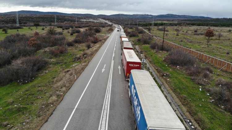 <p>"Türkiye’nin ihracatını engellemeye çalışıyorlar"</p>
<p>Türkiye’nin ihracatının engellenmeye çalışıldığını ifade eden tır şoförü Mehmet Çiğin, “Dün akşam saat 22.00’da 23 kilometrelik tır kuyruğuna girdik. Artık yarın sabaha geçebiliriz herhalde. Biz sırada beklerken yatıyoruz ama mülteciler çok, getirenler çok. Adam dingilin üstüne biniyor çadırın üstten kesip içeri giriyor. Onlardan dolayı çok sıkıntımız var. Mümkün mertebe Türkiye’nin ihracatını engellemeye çalışıyorlar. Biz Türkiye’den Bulgaristan’a girdiğimizde kuyruk bitmiyor” dedi.</p>