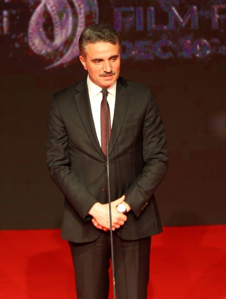 <p>Davetliler daha sonra festivalin kapanış programının düzenlendiği salona geçti. Festivalde yarışan filmlerden kesitler gösterildi.</p>
<p> </p>