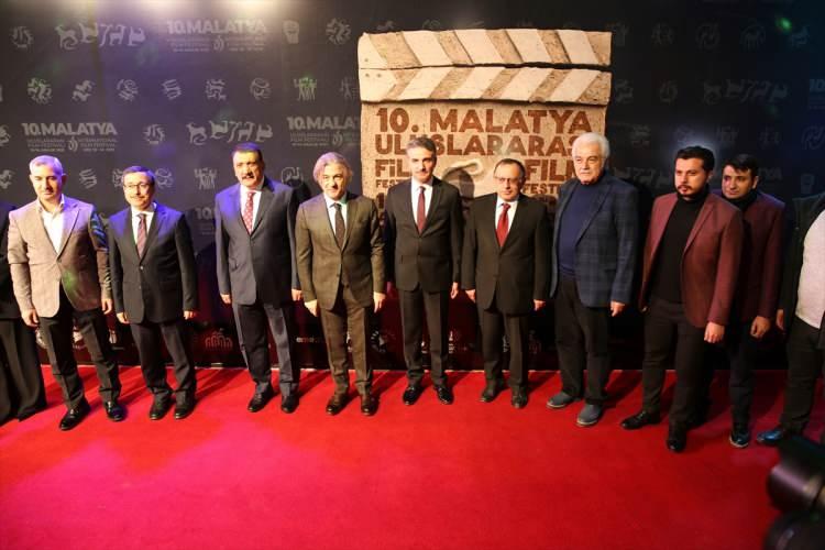 <p>Sinema dünyasının ünlü isimleri ve davetliler, Malatya Kongre ve Kültür Merkezi'ndeki tören öncesinde kırmızı halıda yürüyerek, basın mensuplarına poz verdi.</p>
