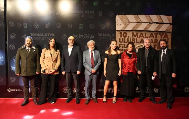 <p>Kültür ve Turizm Bakan Yardımcısı Ahmet Misbah Demircan, törende, sinemanın önemli bir güç olduğunu söyledi. Sinemanın bütün dünyaya mesajını verdiğini, dünyanın mesajını da buraya getirebildiğini anlatan Demircan, "Türkiye, 152 ülkede sinema sanatıyla, yaptığı dizilerle inanılmaz hikayeler yazıyor. </p>