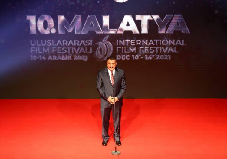 <p> Ödüller</p>
<p>Festivalde "En İyi Film" ödülünü "Çatlak" kazanırken, "En İyi Yönetmen" ödülü TRT ortak yapımı "İki Şafak Arasında" filminin yönetmeni Selman Nacar'a verildi.</p>