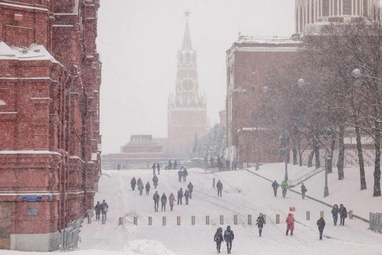 <p>Rusya’nın başkenti Moskova'da son 28 yılın kar yağışı rekoru kırıldı. Kar fırtınası kente bir ayda gelen karın yüzde 20'sini sadece 12 saatte getirdi. Moskova merkezinde kar kalınlığı 50 santimetreye ulaşırken, kentteki uçuşlar iptal edildi ve ulaşımda aksaklıklar yaşandı.</p>
