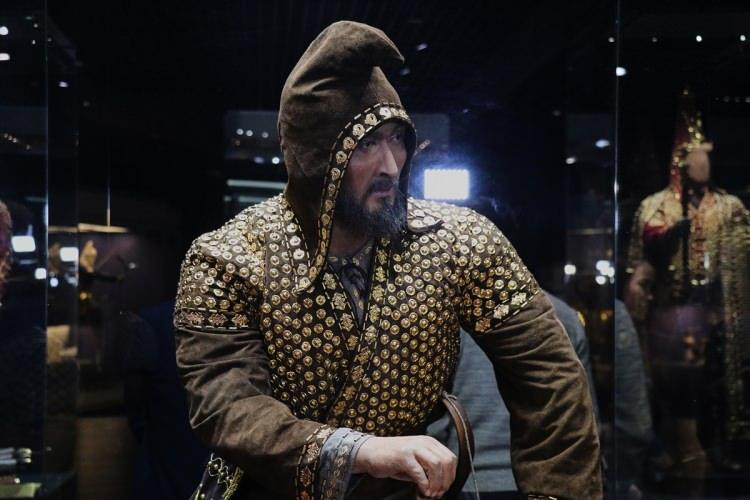 <p>Taskopa kurganındaki bu Altın Elbiseli Adamın da bir asker başı olduğunu aktaran Beysenbayev, "Mezarında binlerce altın parçaları ile düğümlenmiş altın iplerine rastladık. Bunun yanı sıra altınla kaplı kılıcı ile özel eşyaları da vardı. </p>