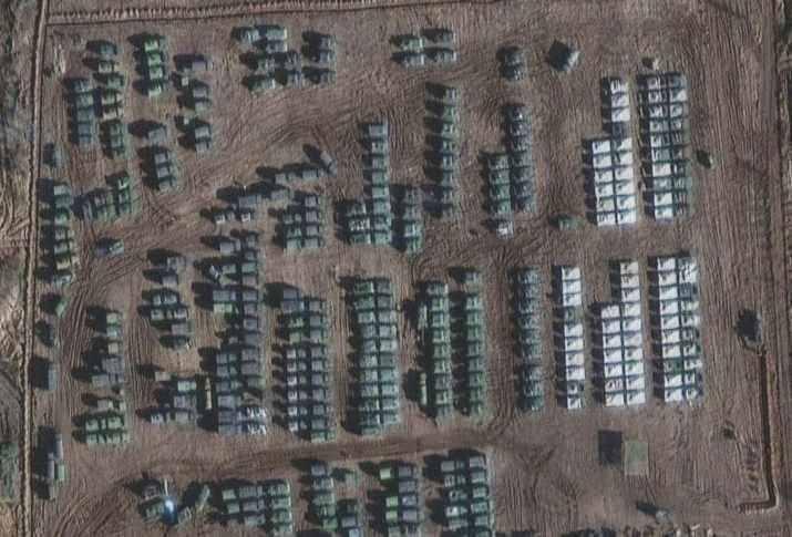 <p>Son g&uuml;nlerde Polonya sınırında yaşanan m&uuml;lteci krizi ile de adını duyuran Belarus'un da Ukrayna ile olası savaş senaryosunda yer alacağı, Ukrayna istihbaratının yayımladığı raporda ortaya &ccedil;ıktı. Buna g&ouml;re Belarus &uuml;zerinden de bir saldırının planlandığı ve Ukrayna'nın &ccedil;evrelenmeye &ccedil;alışılacağı ifade edildi.</p>
