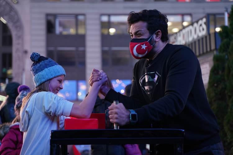 <p>Yerli ve yabancı turistlerin en uğrak yeri olan meydanda siyah renkli Süpermen tişörtü ve taktığı ay yıldızlı maskeyle dikkatleri üzerine çeken sempatik Türk sporcu, kısa sürede birçok rakip topladı.</p>
