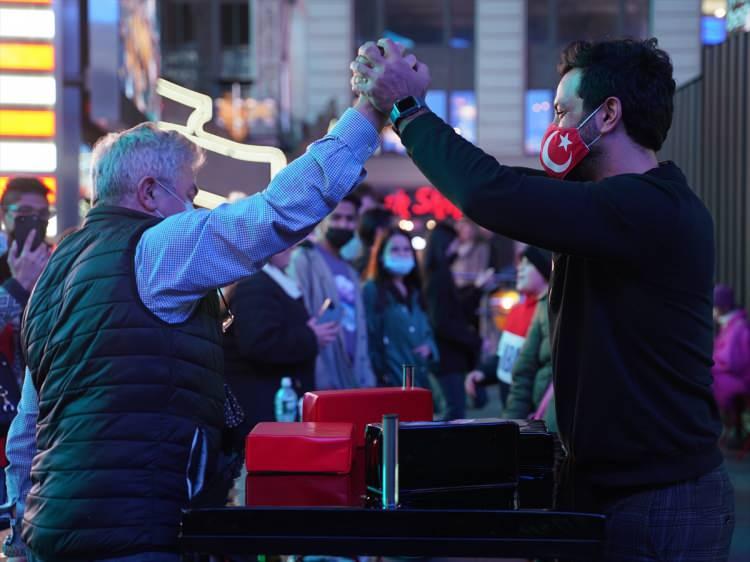 <p>Bilek güreşiyle daha önce profesyonel olarak ilgilendiğini ve şampiyonluklarının bulunduğunu söyleyen Kırımlıoğlu, hobi olarak devam ettirdiği sporla ilgili, "ABD'de bazen bu işi hobi olarak yapıyorum.</p>
