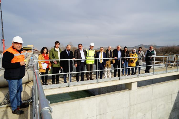 <p>Buraya gelen atık su, üç aşamalı bir arıtmadan geçtikten sonra katı atıklarda buradaki tanklarda çürüttükten sonra bundan hem enerji elde edilmiş olacak hem de yaklaşık bin 800 kalorilik katı atıkların toplanması olacak. Bu yakıt olarak ta kullanılabilir, gübre olarak ta kullanılabilir. Tamamen organik olacak. Burada su arıtıldıktan sonra dere yatağına da tekrar geri verilecek. Şehrin kanayan yarasıydı, Karaçomak Deresinden geçen bu atıkların olduğu gibi aşağıdaki bölümlerde tarlalarımızda kullanıldığını düşündüğümüzde ciddi bir risk altındaydık. Bundan sonra o risk ortadan kalkmış olacak. Şehrimize hayırlı uğurlu olsun” dedi.</p>

