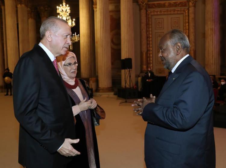 <p>Cumhurbaşkanı Recep Tayyip Erdoğan ve eşi Emine Erdoğan, 3. Türkiye-Afrika Ortaklık Zirvesi'ne katılan devlet ve hükümet başkanlarını yemekte ağırladı.</p>
