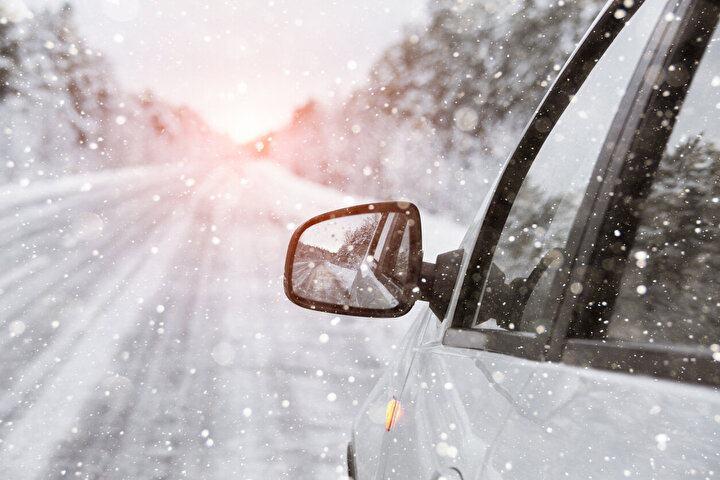 <p>Çünkü klimanın istenilen seviyede sıcaklık verebilmesi için motor sıcaklığının sağlanmış olması gerekir. Dolayısıyla klima, motor iyice ısındıktan sonra açılmalı.<br />
 </p>
