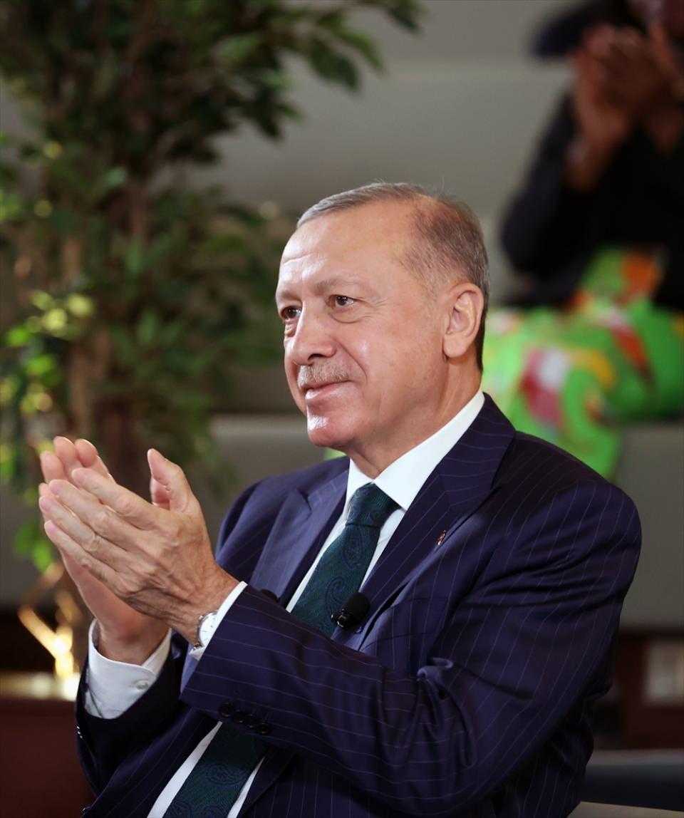 <div>Başbakanlık görevi dahil bugüne kadar 30 Afrika ülkesini toplamda 50 defa ziyaret ettiğini hatırlatan Erdoğan, çoğu ilk kez olmak üzere kıta genelinden pek çok devlet ve hükümet başkanını da Türkiye'de ağırladıklarını söyledi.</div>

<div> </div>
