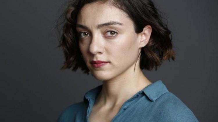 <p><span style="color:#800000"><strong>Merve Dizdar</strong></span></p>