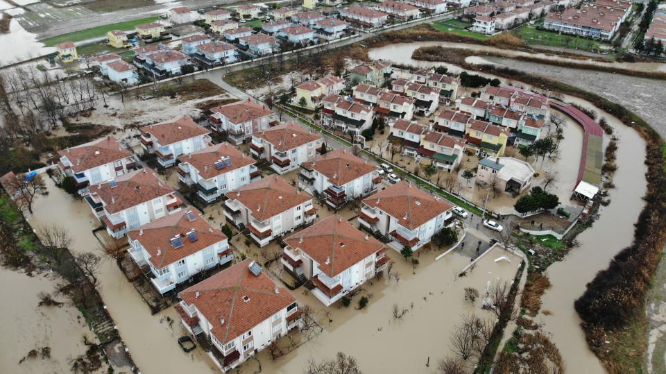 <p>Edirne'de etkili olan sağanak yağış nedeniyle birçok ev sular altında kaldı. Sular içinde kalan evler havadan görüntülenirken, kameraları gören bir vatandaş, yardım çığlığında bulundu.</p>
