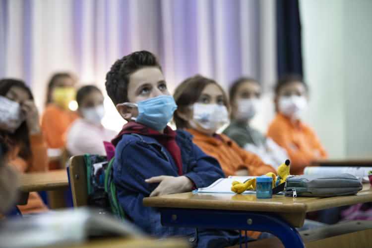 <p>Matematik derslerinde ritmik sayma konusunu eğlenceli şekilde işlediklerini anlatan Çuğu, "İkişer sayamayan çocuklar altıları, dokuzları beste yaptığım zaman sayabilmeye başladı. Şaşırtıcı sonucu gördükten sonra bunun aslında eğlenerek ders yapmak olduğunu fark ettim. İkisi bir arada olunca süper bir güç elde ediyoruz." ifadelerini kullandı.</p>
