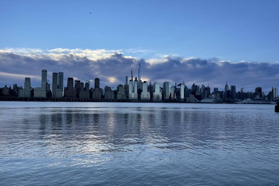 <p>ABD’de New York ile New Jersey eyaletlerini ayıran Hudson Nehri kenarında vatandaşlar gün doğumu sırasında hafta sonu sabah sporu yaptı.</p>

<p> </p>
