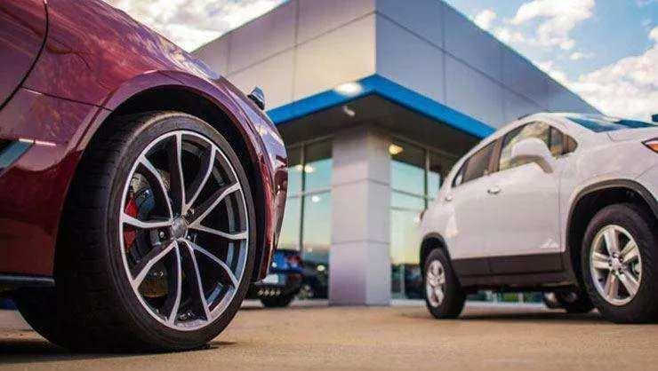 <p><span style="color:#B22222"><strong>PAZARLIK BİLE ETMİYORLAR</strong></span></p>
<p>Eleştirilerin odağındaki bayiler sektördeki yabancı firmalara işaret ediyor. Motorlu Araç Satıcıları Federasyonu (MASFED) Başkanı Aydın Erkoç, yurtdışından gelen büyük sermaye gruplarının 8 aydır Türkiye’de araç topladığını iddia etti.</p>