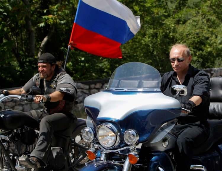 <p>Lenin'in Rusya'nın altına bomba yerleştirdiğini iddia eden Putin, "Düşünce akımını yönetmek doğru bir şey ancak bu düşüncenin doğru sonuçlara yol açması gerekir.</p>

<p> </p>
