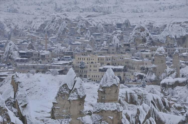 <p>Yer yer 15 santimi aşan kar kalınlığı, Nevşehir merkezde 10 santimetreye kadar ulaştı. Peribacaları, Göreme başta olmak üzere Ürgüp, Zelve-Paşabağları, Çavuşin ve Uçhisar gibi bölgeleri ziyaret eden yerli ve yabancı turistler, beyaz manzarayı fotoğrafladı. </p>
