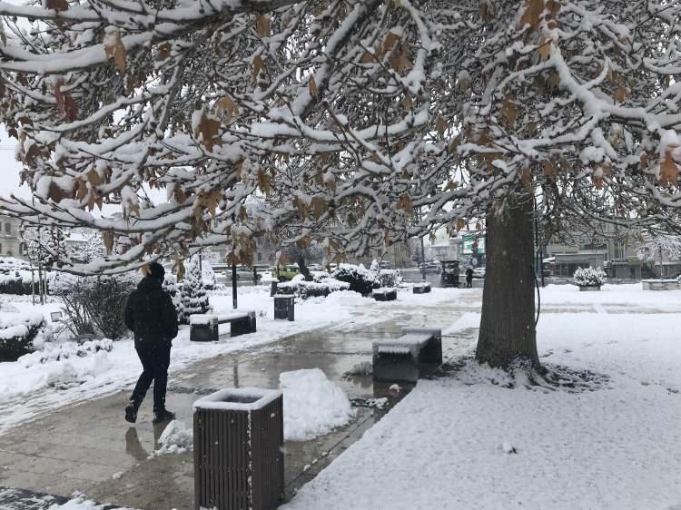 <p>Hava sıcaklığının sıfırın altında 1 derece olarak ölçüldüğü kentte vatandaşlar yeni güne karla uyandı. </p>