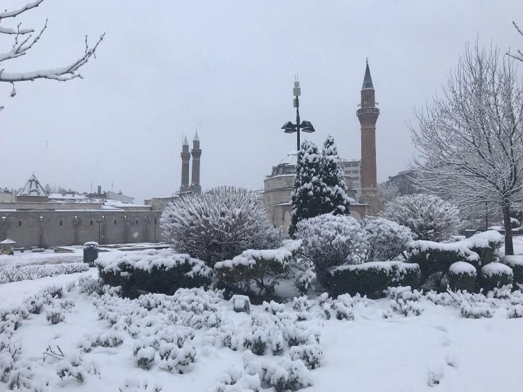 <p>Sürücüler yollarda yavaş ilerlerken, kent meydanında kar nedeniyle güzel manzaralar oluştu.</p>

<p> </p>
