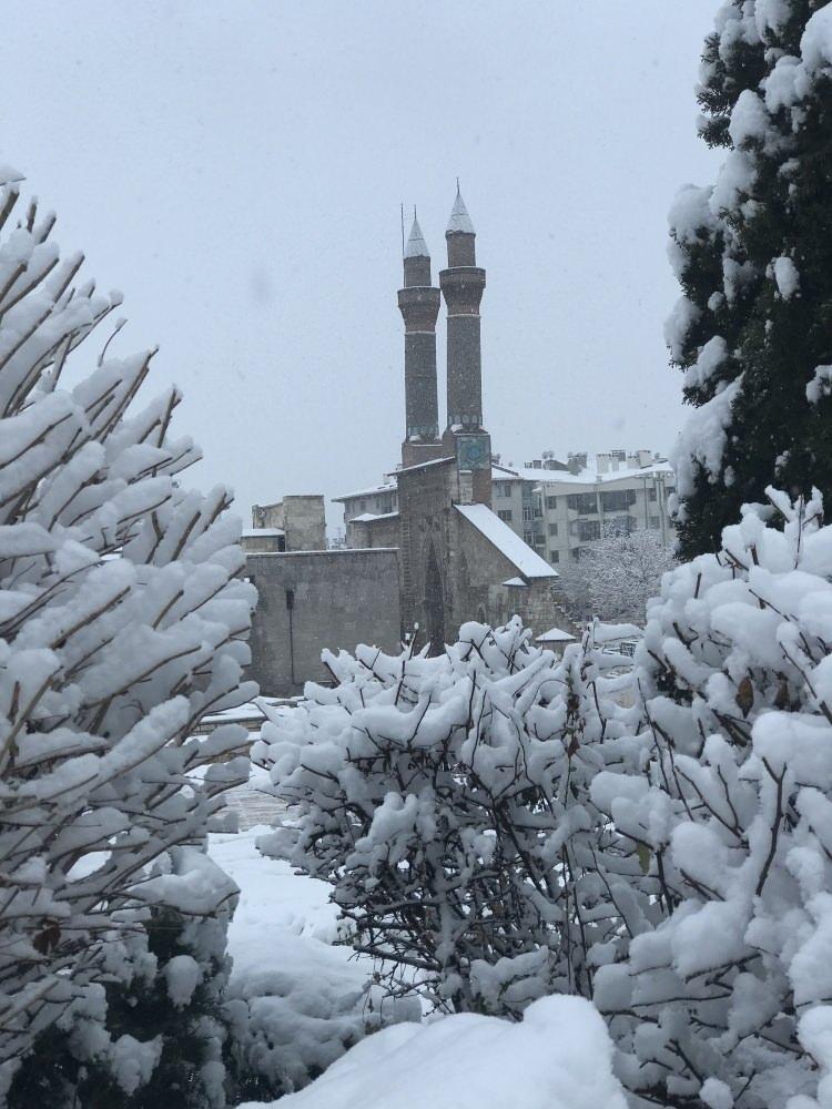 <p>Yağış nedeniyle Doğanşar ilçesinde 20, Hafik ilçesinde de 20 olmak üzere toplam 40 köy yolu ulaşıma kapandı. </p>
<p> </p>