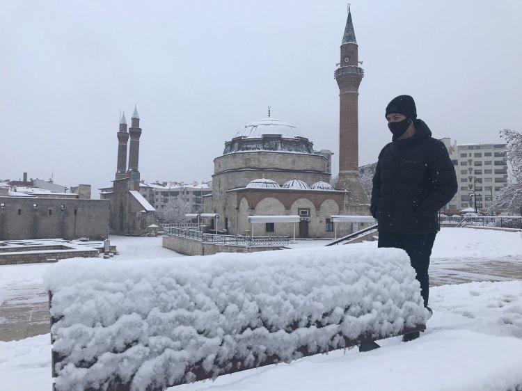 <p>İl Özel İdare ekipleri yolların yeniden ulaşıma açılması için çalışma başlattı.</p>