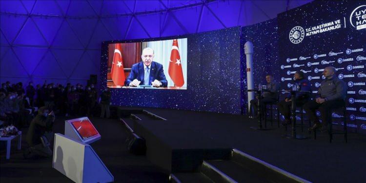 <p>Cumhurbaşkanı Recep Tayyip Erdoğan, "Ülkemizin en güçlü ve en yüksek kapasiteli haberleşme uydusu olan Türksat 5B'yi uzaya fırlattık. Sayın Musk'ı ve SpaceX firmasını Türkiye karşıtı lobilerin şantajına ve baskısına boyun eğmedikleri için şahsım, milletim adına tebrik ediyorum" dedi.<br />
 </p>
