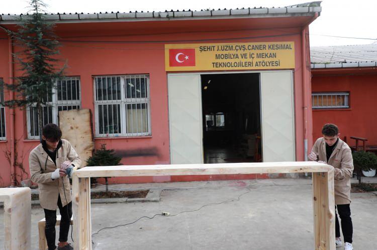 <p>Meslek lisesi öğrencileri, iş insanlarının sağladığı malzeme desteğiyle tanıtım amacıyla kütüphane olarak kullanılmasına karar verilen ilk bungalovun yapımını tamamladı.</p>

<p> </p>
