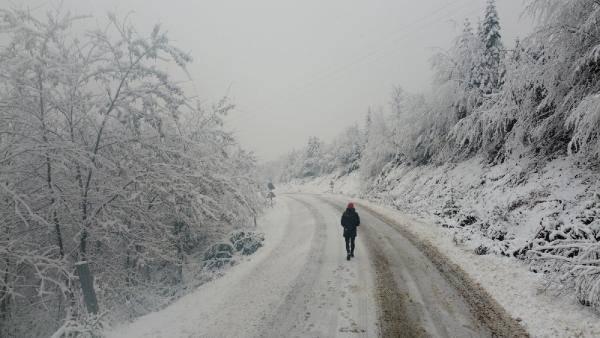 <p>Bartın'ın Ulus ilçesi ile Kastamonu Pınarbaşı ilçesini birbirine bağlayan Soğucaksu geçidinde kar kalınlığı, 10 santimetreye kadar ulaştı. </p>
