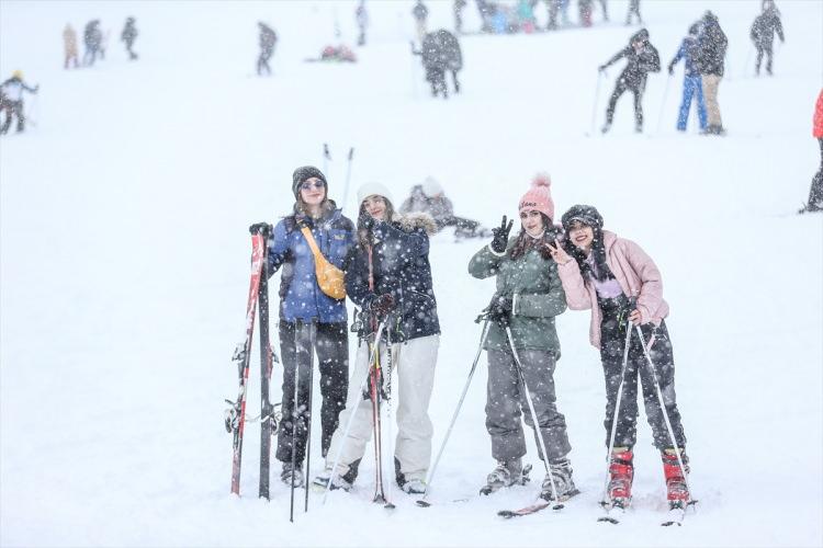 <p>Kar kalınlığının 50 santimetreye ulaştığı Oteller Bölgesi'nde yerli ve yabancı turist yoğunluğu yaşanıyor. Ziyaretçiler kayak ve snowboard yaparak karın tadını çıkarıyor.</p>
<p> </p>