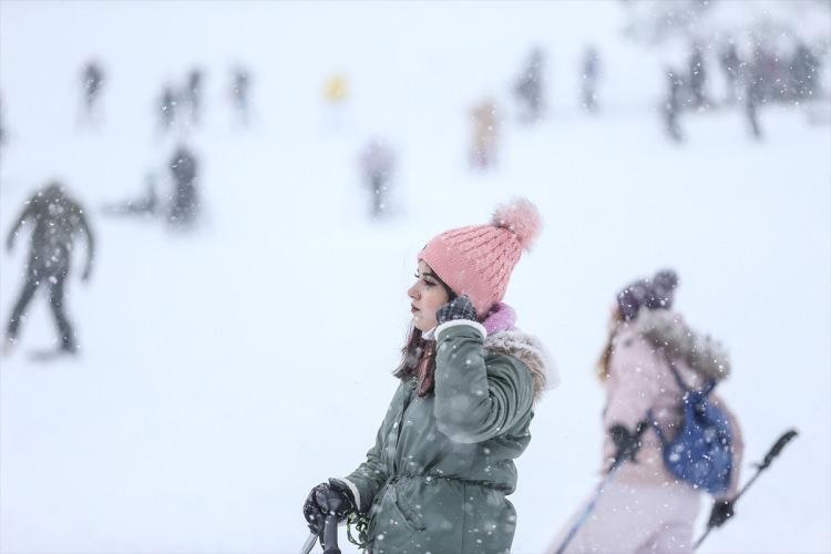 <p>Türkiye Kayak ve Snowboard Öğretmenleri Derneği Başkanı Yahya Usta, AA muhabirine, sezona aralıkta başlamasının kendilerini sevindirdiğini, bunun sürpriz olduğunu söyledi.</p>