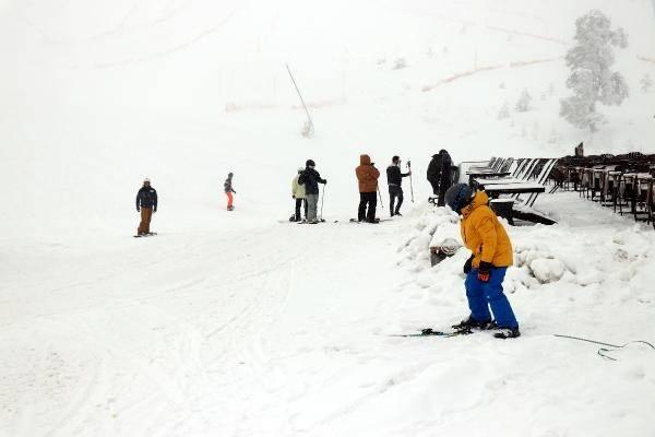 <p>Kartalkaya'da sezonun ilk kayak keyfi</p>
<p>Bolu'da, Köroğlu Dağları'nın zirvesindeki Kartalkaya Kayak Merkezi'nde sezonun ilk günü tatilciler, kayak pistini doldurdu.</p>
