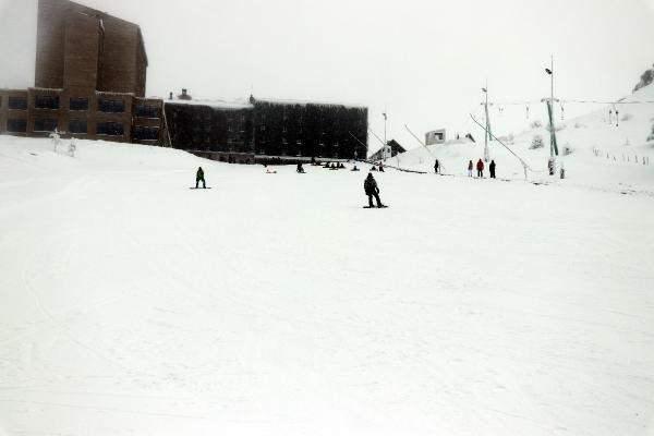 <p>Kayak sezonunun ilk gününde kar kalınlığı, 60 santimetreyi aştı. Tatilciler, pistlerde kayak ve snowboard yaptı.</p>
