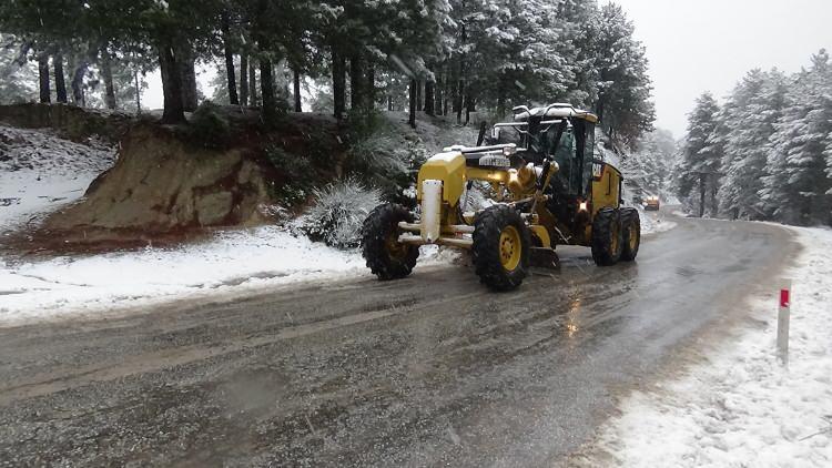 <p>Kar yağışı ile birlikte poyraz da b&ouml;lgede etkili oluyor. Edremit Belediyesi Fen İşlerine bağlık grayder, kep&ccedil;e ve pikap, Edremit ve Yenice Karayolları tuzlama ve k&uuml;reme ekipleri, yolu a&ccedil;ık tutmak i&ccedil;in &ccedil;alışıyor.</p>
