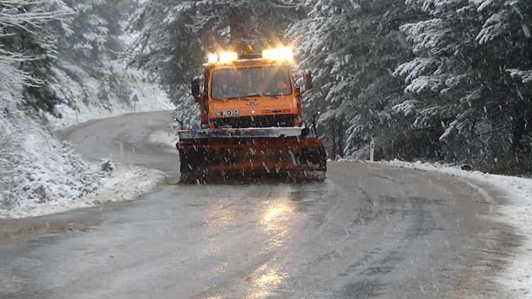 <p>Şiddetli yağışa rağmen ekiplerin başarılı &ccedil;alışması ile trafik akmaya devam ediyor. Ekipler bu yol kesiminde s&uuml;r&uuml;c&uuml;lerin kar lastiği, kar zinciri gibi ekipmanlar olmadan yola &ccedil;ıkmamalarını istiyor. Kar yağışının sabah saatlerinde etkisini azaltması bekleniyor.</p>
