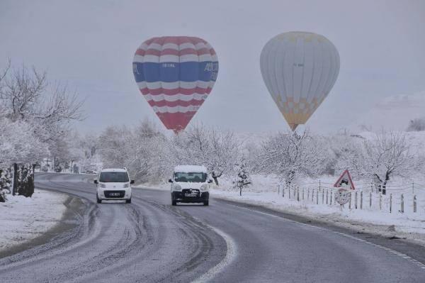 <p>Kapadokya, mevsimin ilk kar yağışıyla bembeyaz</p>

