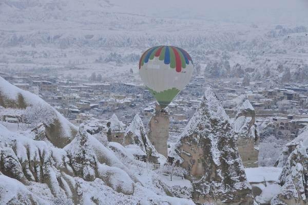 <p>T&uuml;rkiye&rsquo;nin &ouml;nemli turizm merkezlerinden Kapadokya, mevsimin ilk kar yağışı ile beyaza b&uuml;r&uuml;nd&uuml;. Kar kalınlığı, kent merkezinde 10 santime ulaştı.</p>
