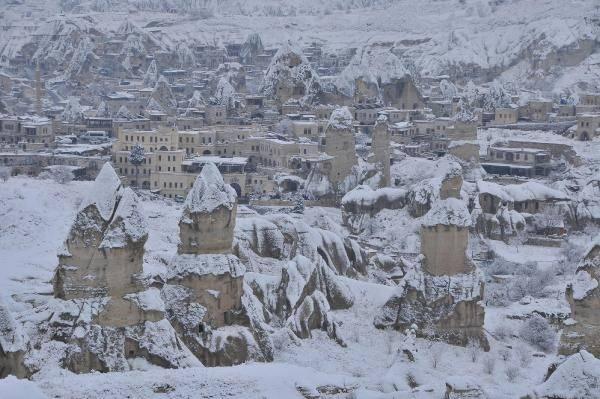 <p>&nbsp;Peribacaları, G&ouml;reme başta olmak &uuml;zere &Uuml;rg&uuml;p, Zelve-Paşabağları, &Ccedil;avuşin ve U&ccedil;hisar gibi b&ouml;lgeleri ziyaret eden yerli ve yabancı turistler, beyaz manzarayı fotoğrafladı.</p>

