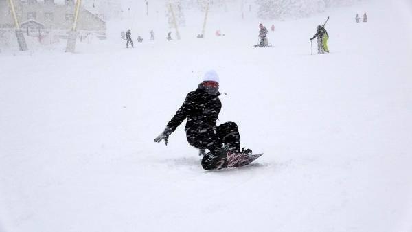 <p>Meteoroloji Genel M&uuml;d&uuml;rl&uuml;ğ&uuml;'nden alınan bilgiye g&ouml;re, Uludağ&rsquo;da kar yağışı etkisini artırdı. Hava sıcaklığının sıfırın altında 10 derece olduğu Uludağ&rsquo;da kar kalınlığı, 50 santimetreye ulaştı.</p>
