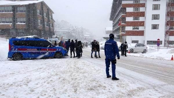 <p>Dozerler ve kar k&uuml;reme ara&ccedil;ları ile 24 saat esasına g&ouml;re, Uludağ yolu ve oteller b&ouml;lgesinde &ccedil;alışmalar başlatıldı. Jandarma ekipleri ise Milli Parklar girişinden itibaren ara&ccedil;lara y&ouml;nelik kış lastiği ve zincir kontrol&uuml; yapıyor.</p>

